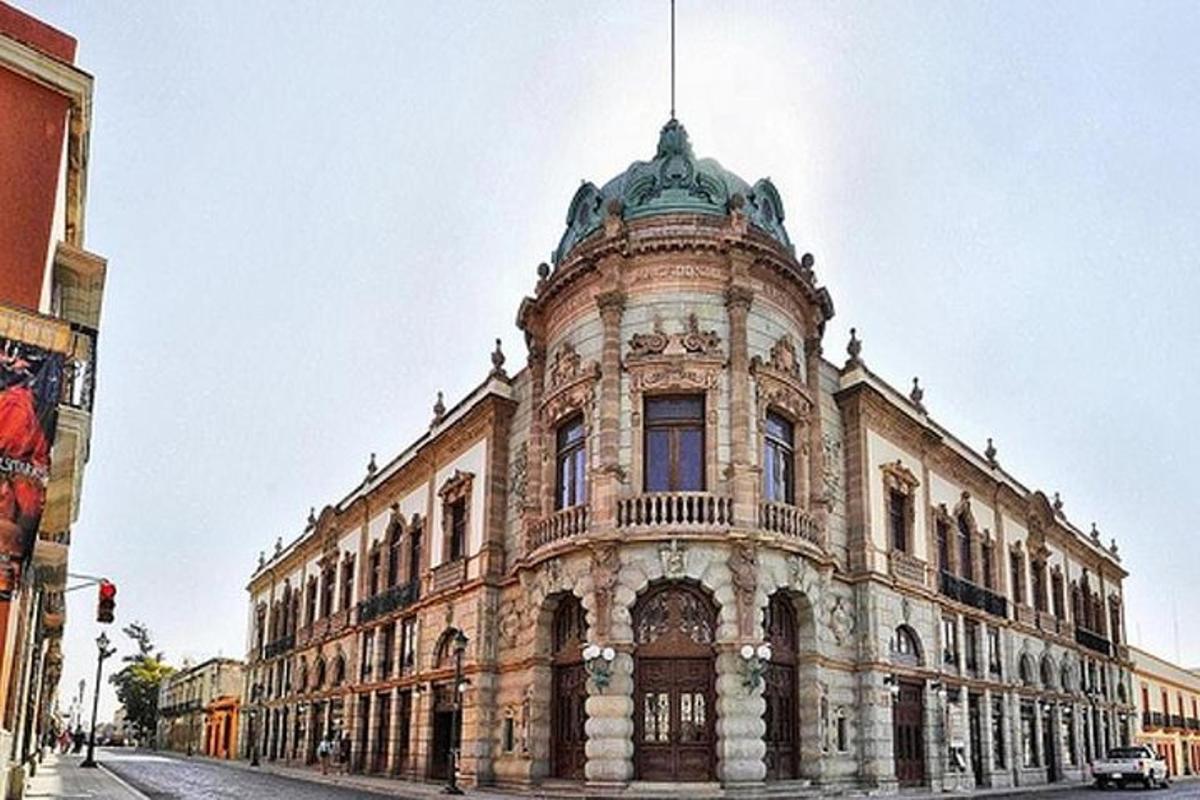 un edificio antiguo en una calle de una ciudad