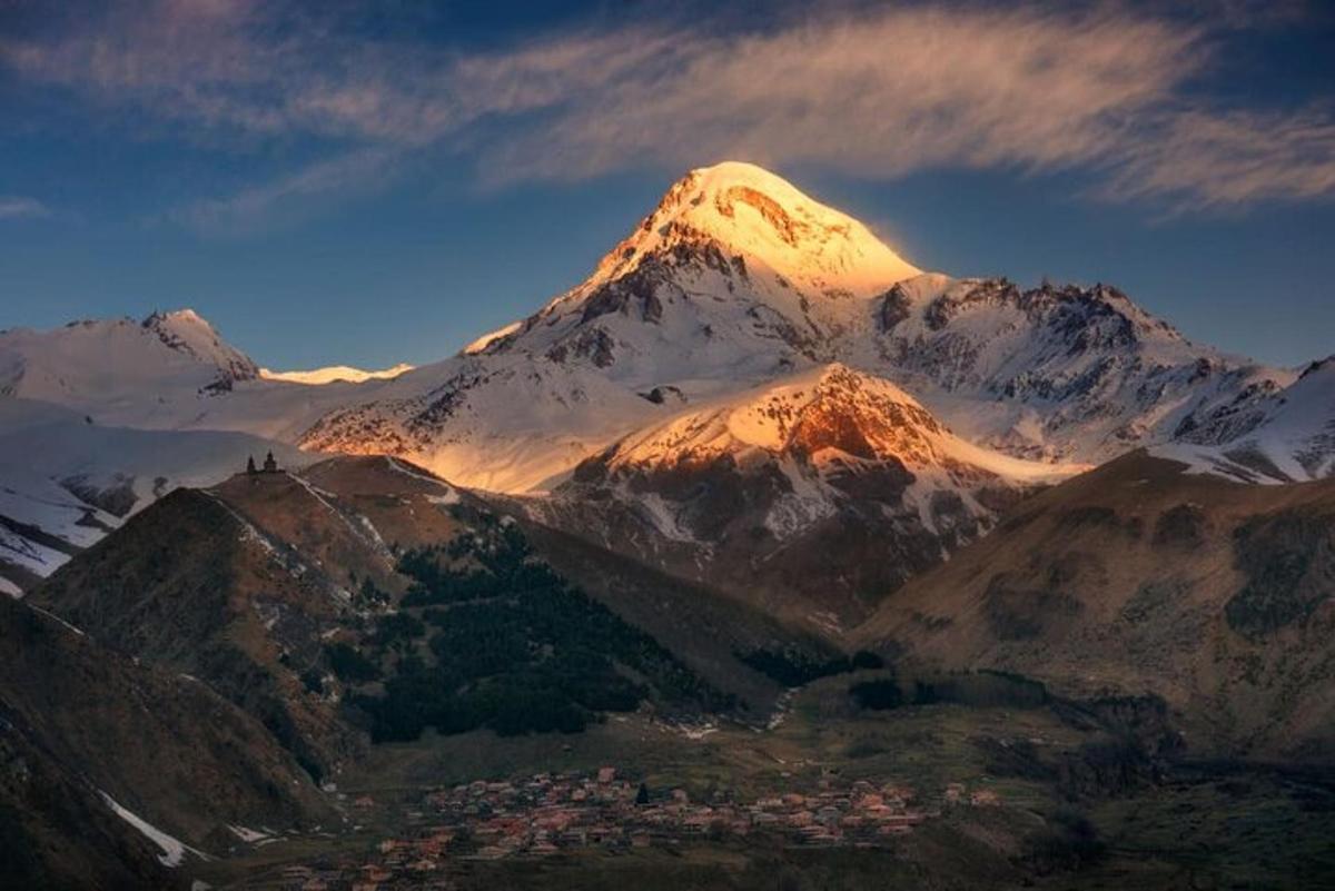gunung yang dilitupi salji dengan sebuah bandar di hadapannya