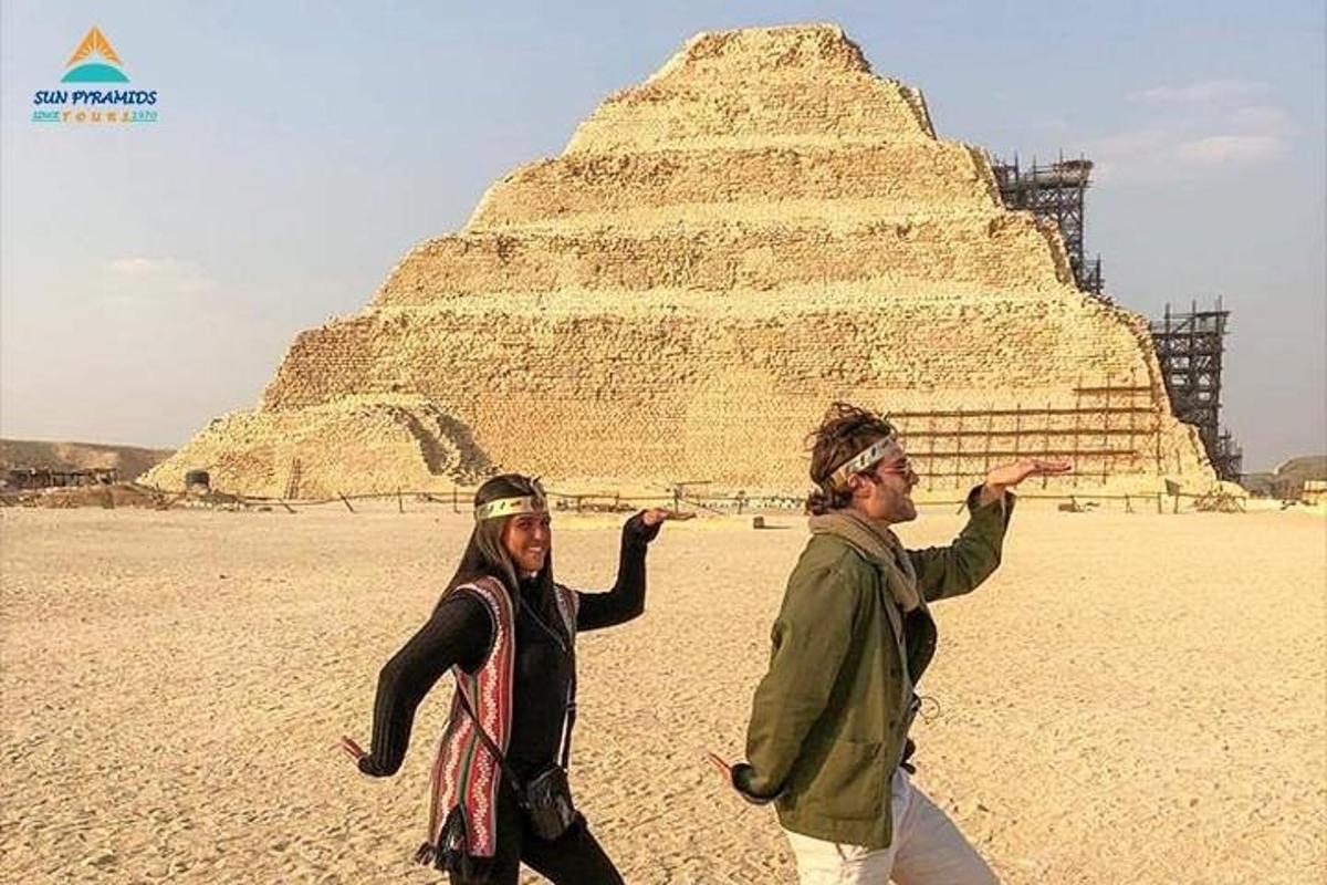 due persone in piedi davanti a una piramide