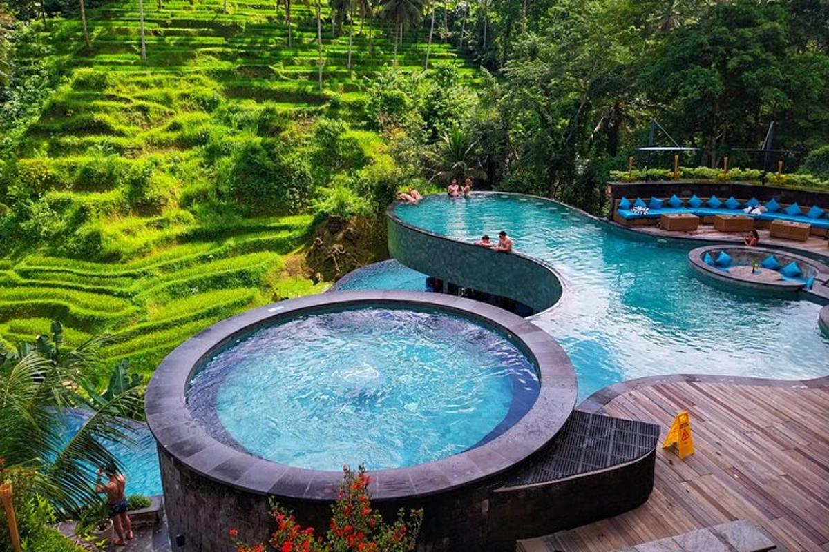kolam renang di taman dengan orang di dalamnya