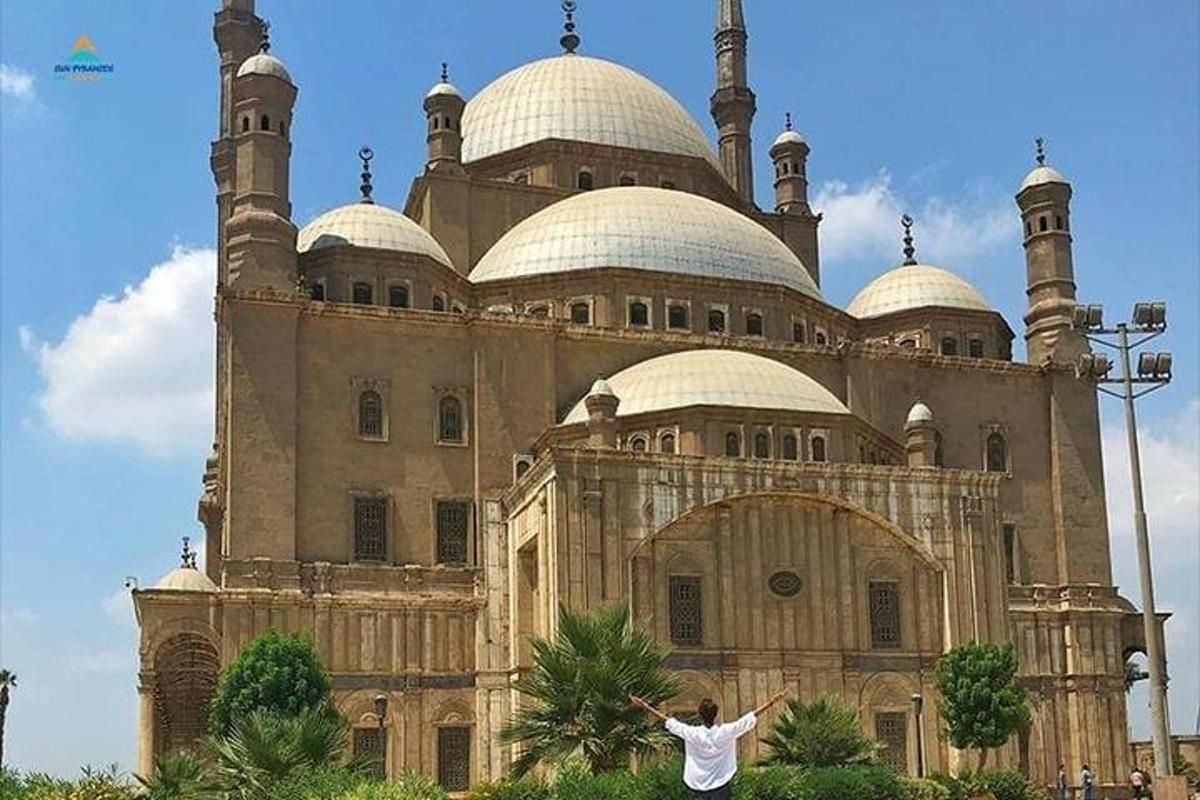 un uomo in piedi davanti a un grande edificio