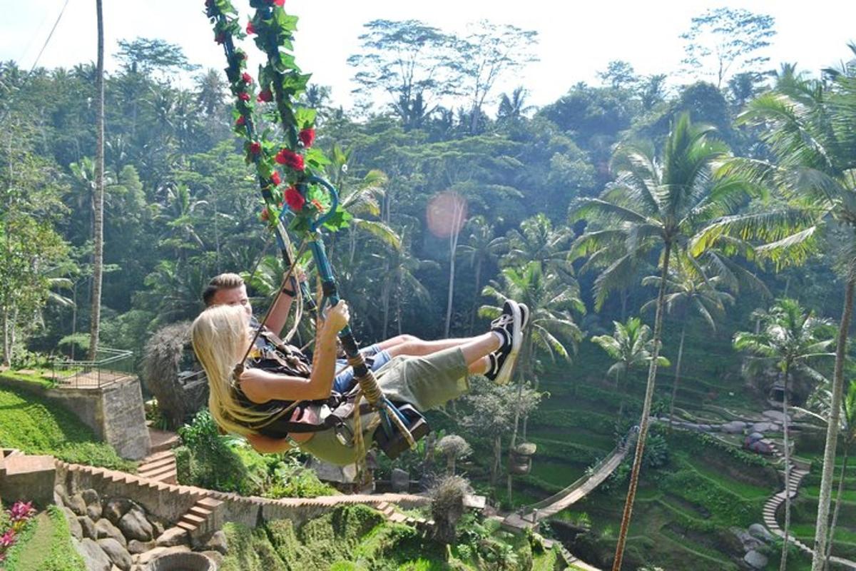 seseorang menunggang zip di taman tema