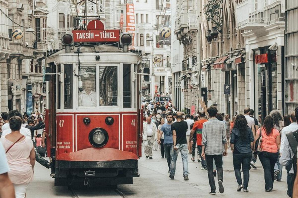 um bonde em uma rua movimentada da cidade com pessoas