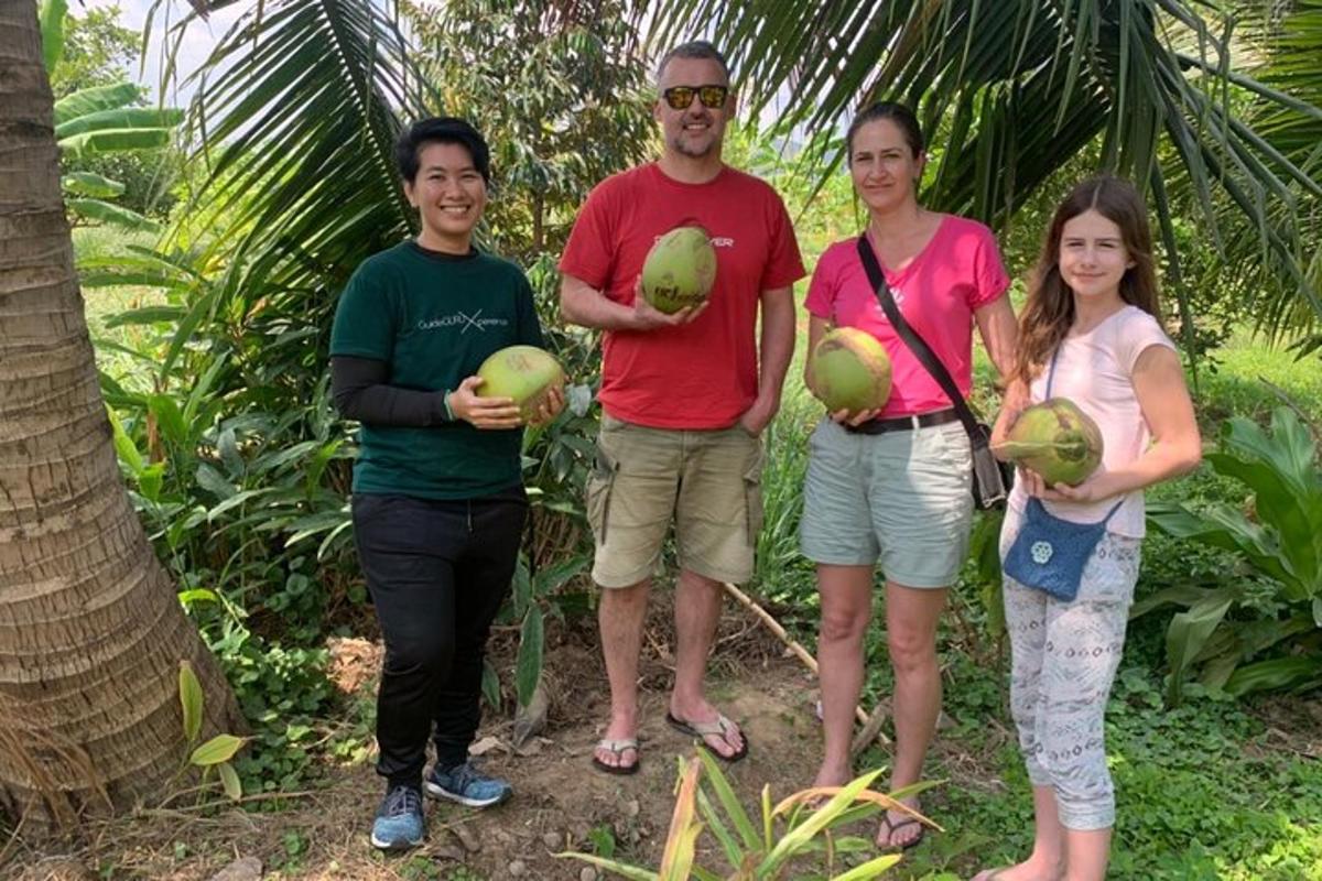 un grup de oameni care țin în mână nuci de cocos verzi