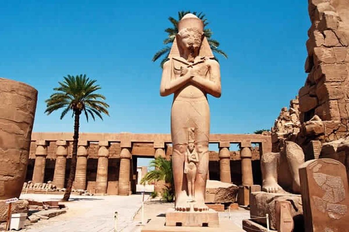 a statue of a man standing in front of a building