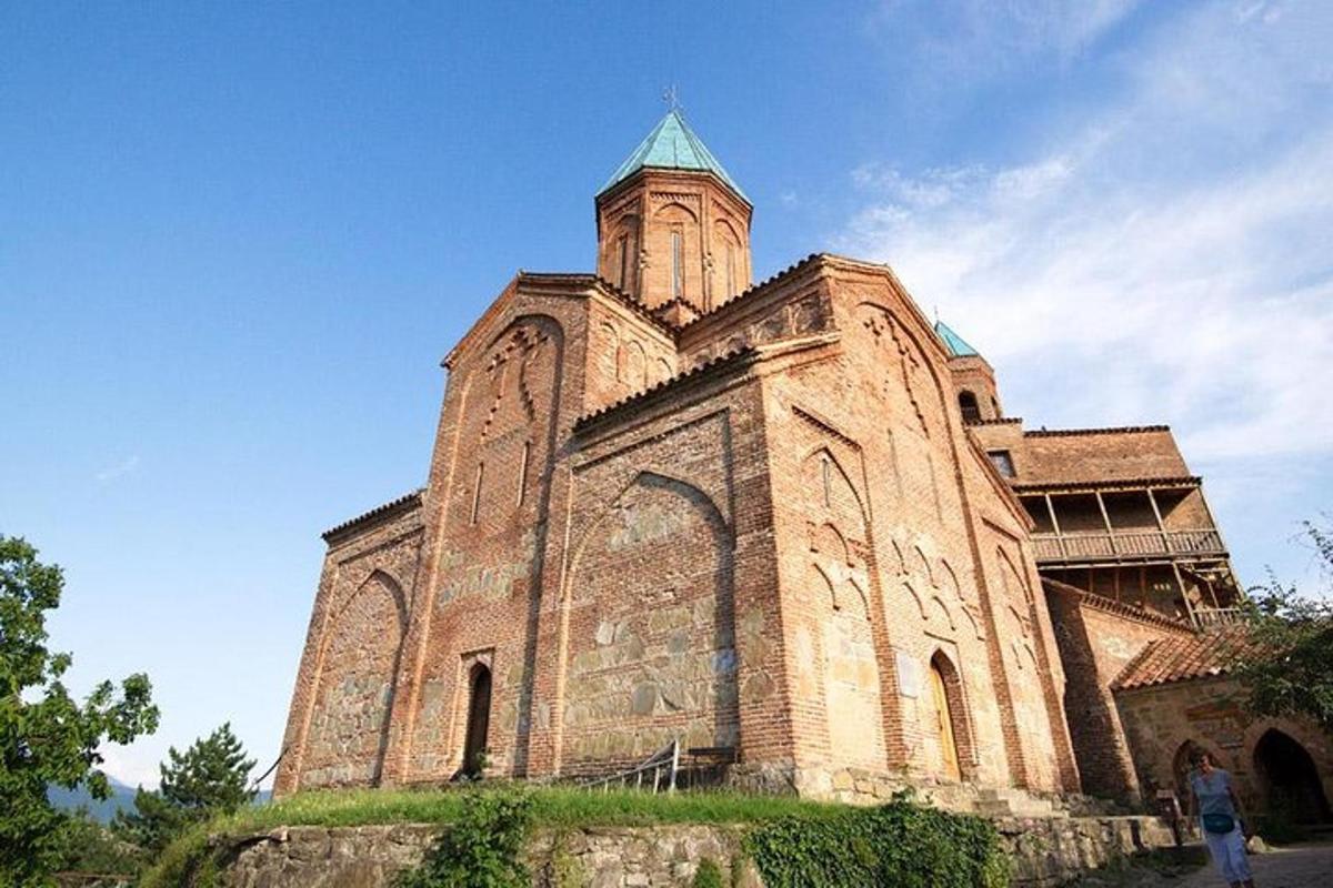 un vecchio edificio con una torre in cima