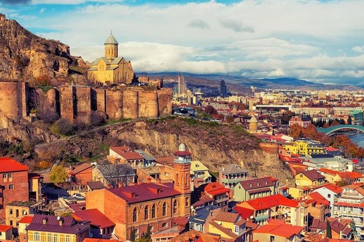 una vista di una città con un castello su una collina