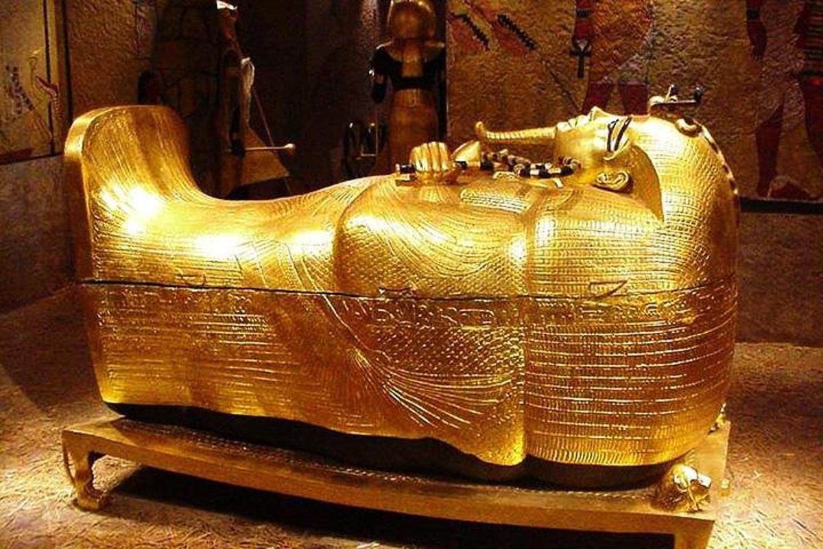 تمثال حصان طروادة الذهبي يجلس على طاولة
