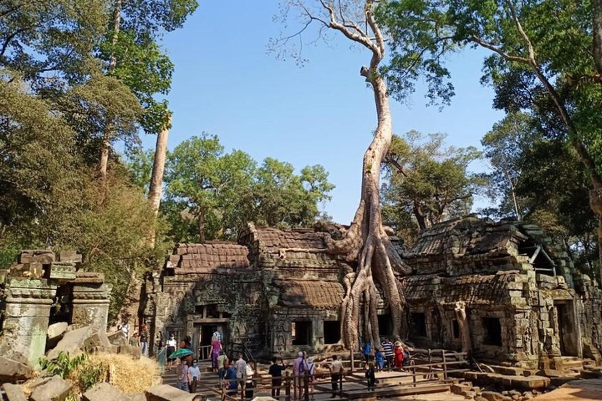 một nhóm người đang đứng trước một ngôi đền