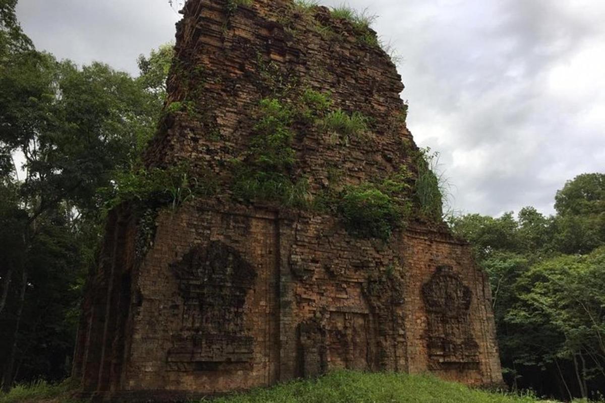 um antigo edifício de pedra com plantas crescendo nele