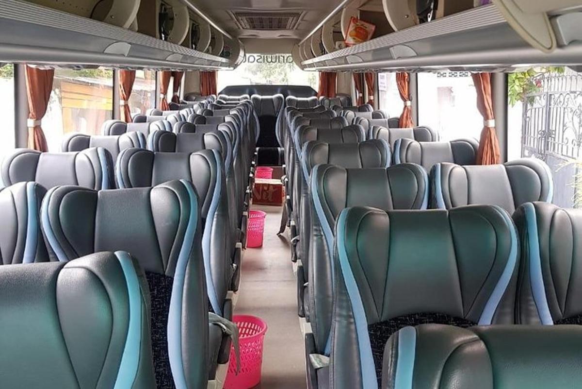 prázdny autobus s voľnými sedadlami v autobuse
