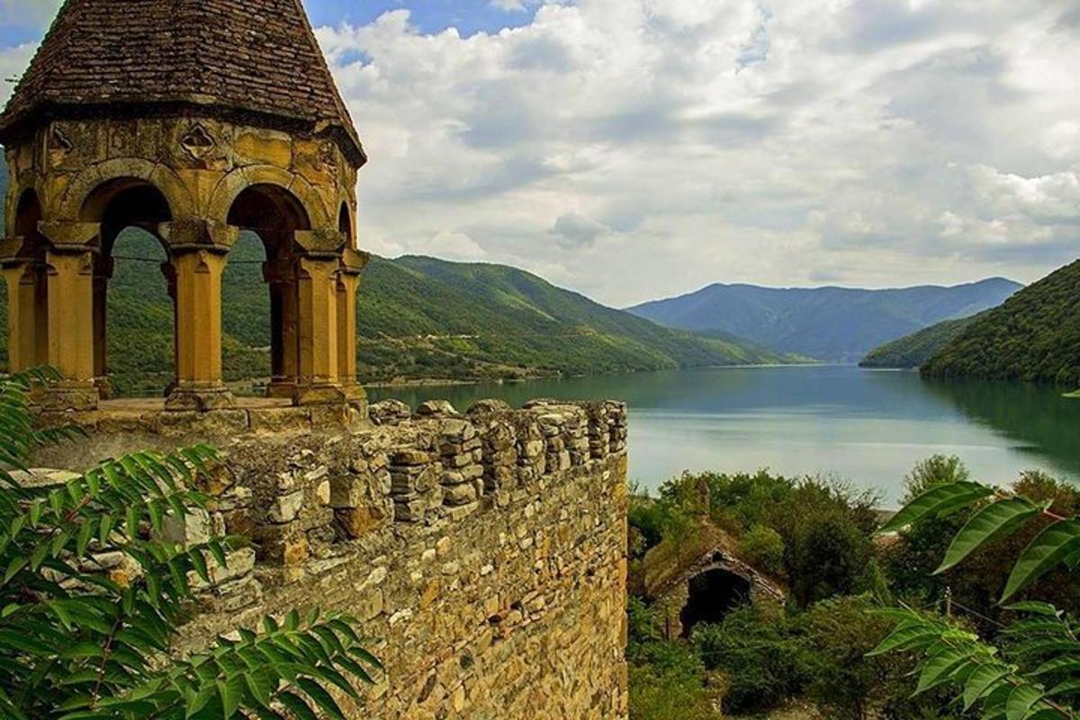 un edificio antiguo al lado de un cuerpo de agua