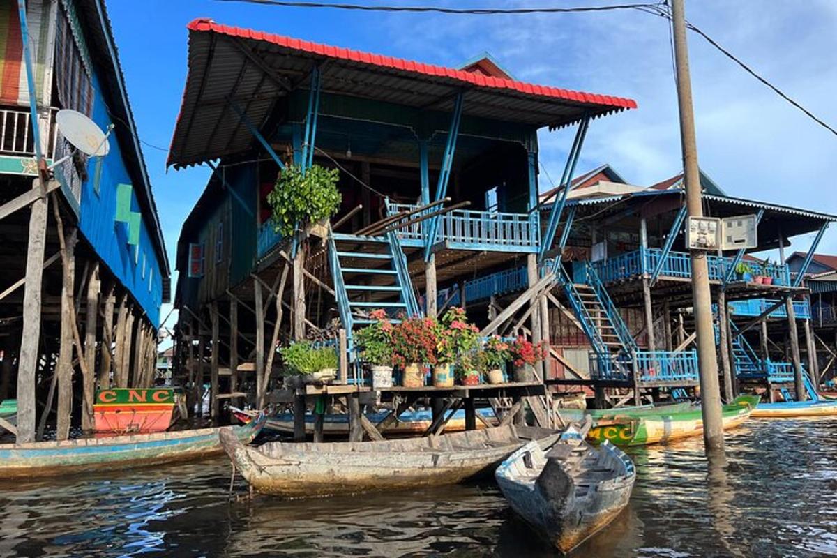 hai chiếc thuyền trên mặt nước trước một tòa nhà