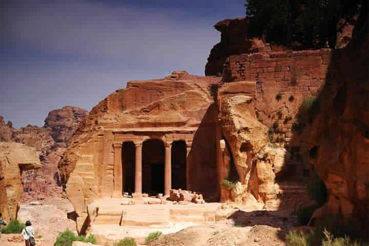 una vista di un antico edificio in un canyon