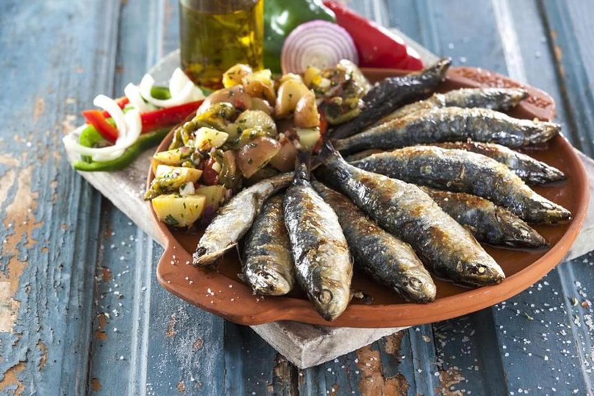 o farfurie cu pește și legume pe masă