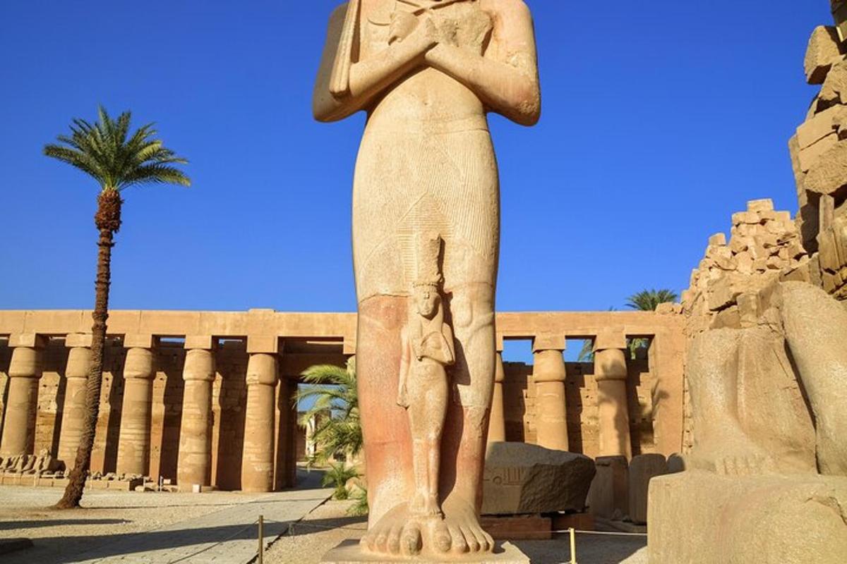 uma estátua de uma mulher em pé em frente a um prédio