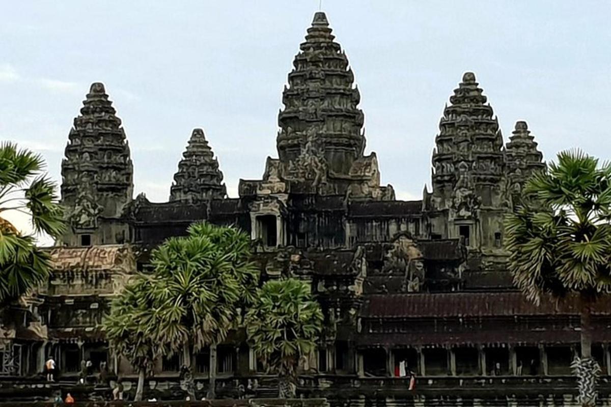 un gruppo di templi con palme di fronte