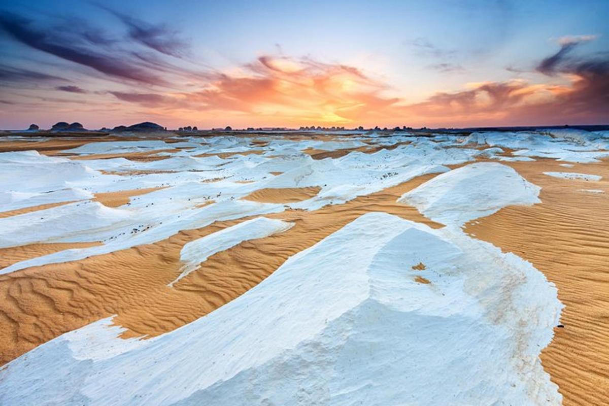 pantai dengan banyak salju di pasirnya