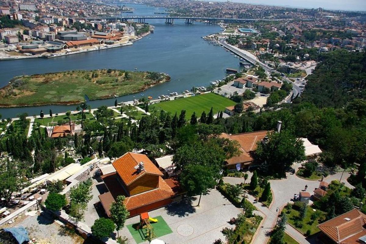μια εναέρια άποψη μιας πόλης και ενός ποταμού