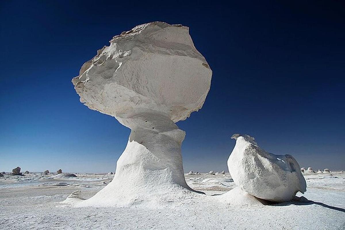 una formació rocosa al mig del desert