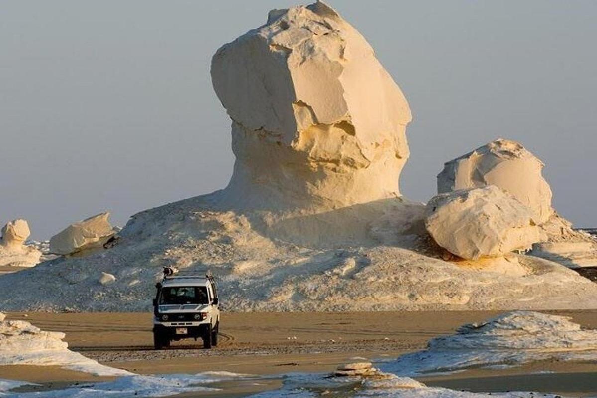 un camió circulant per una carretera de terra al desert