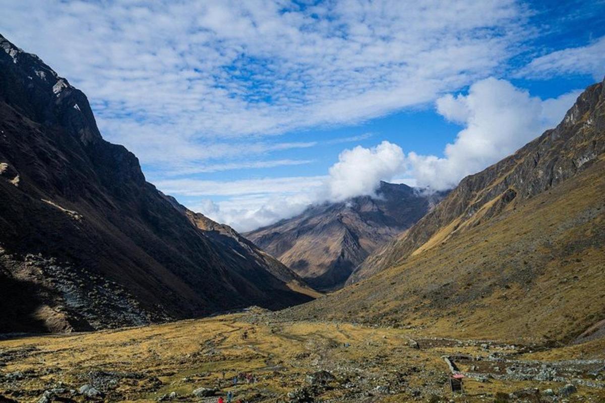 utsikt over en dal i en fjellkjede