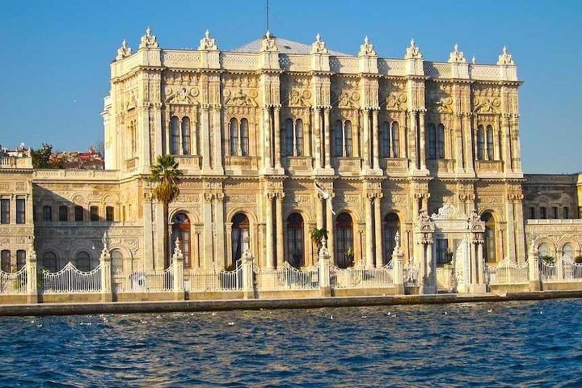 велика будівля з водою перед нею