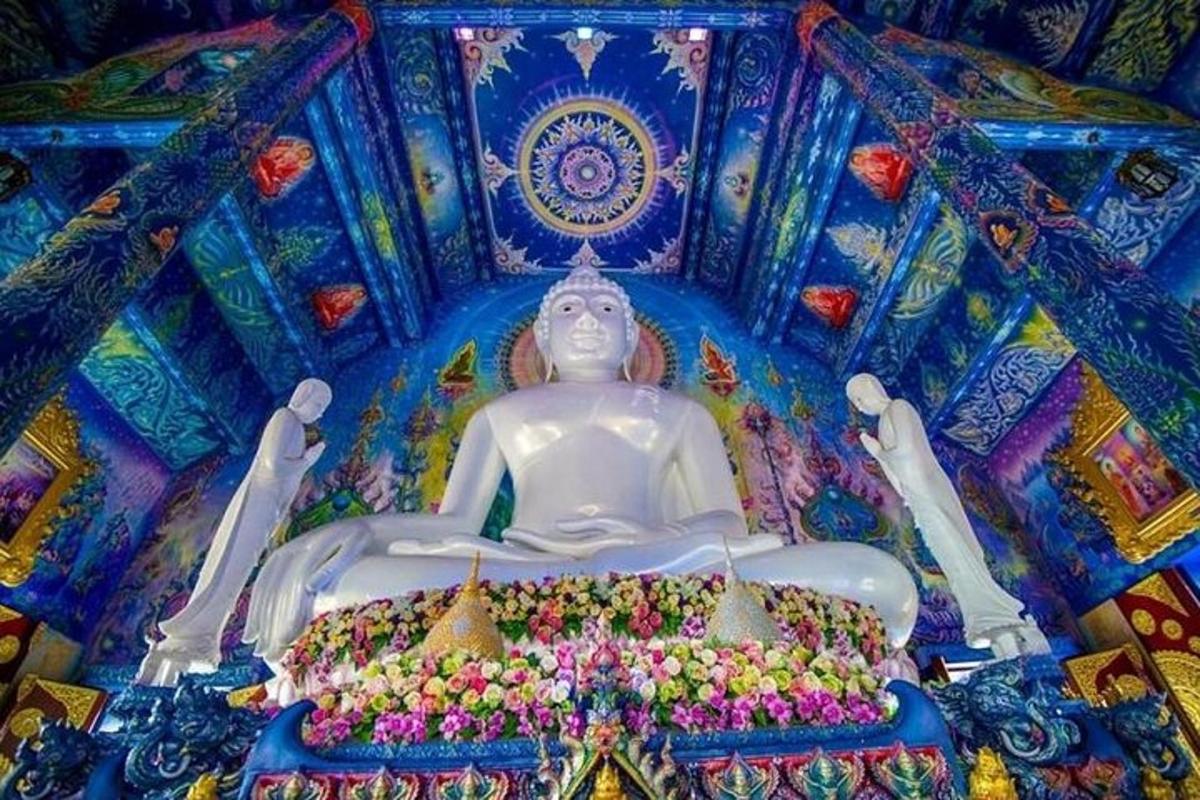 egy Buddha-szobor egy virágokkal teli szobában