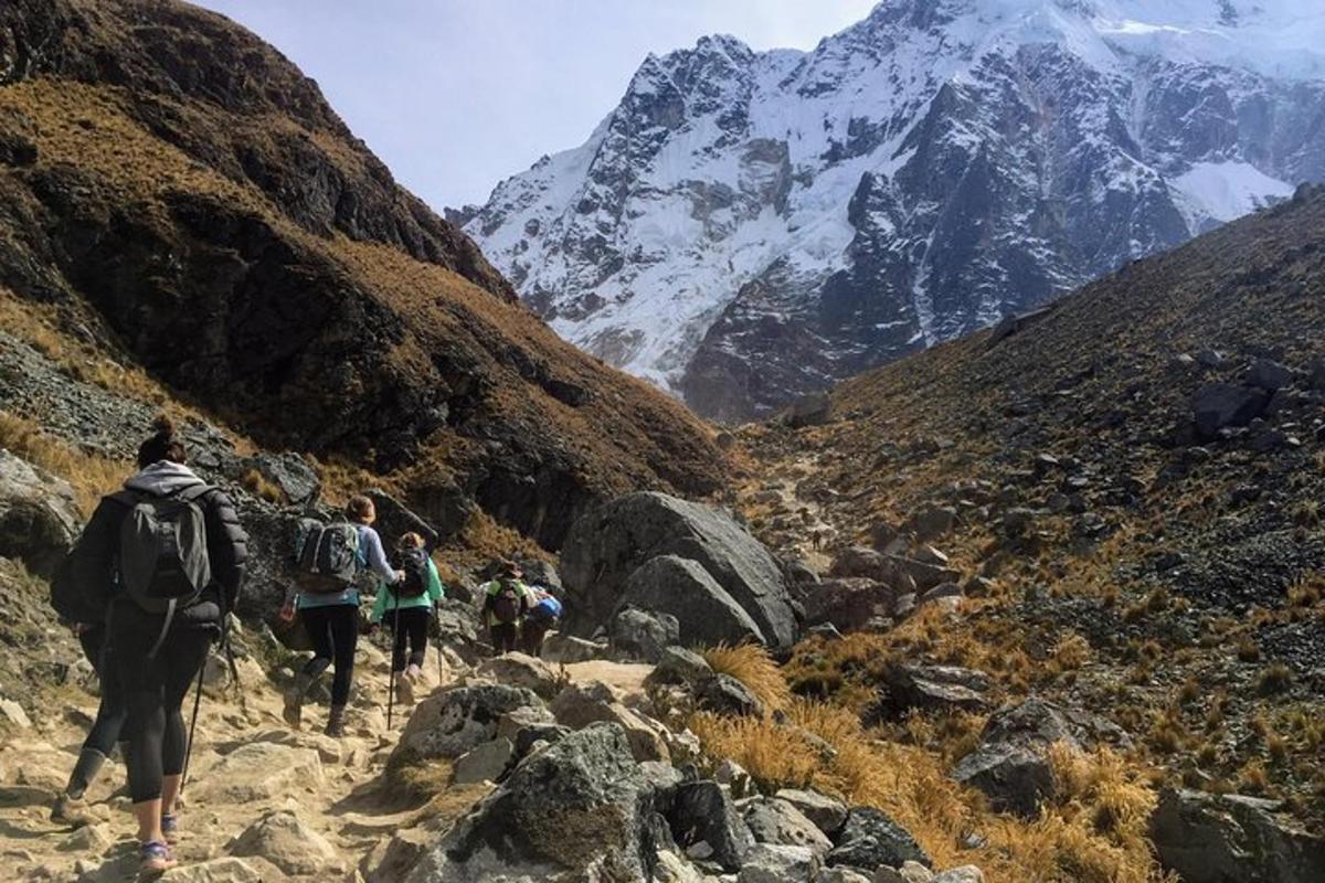 um grupo de pessoas caminhando em uma trilha na montanha