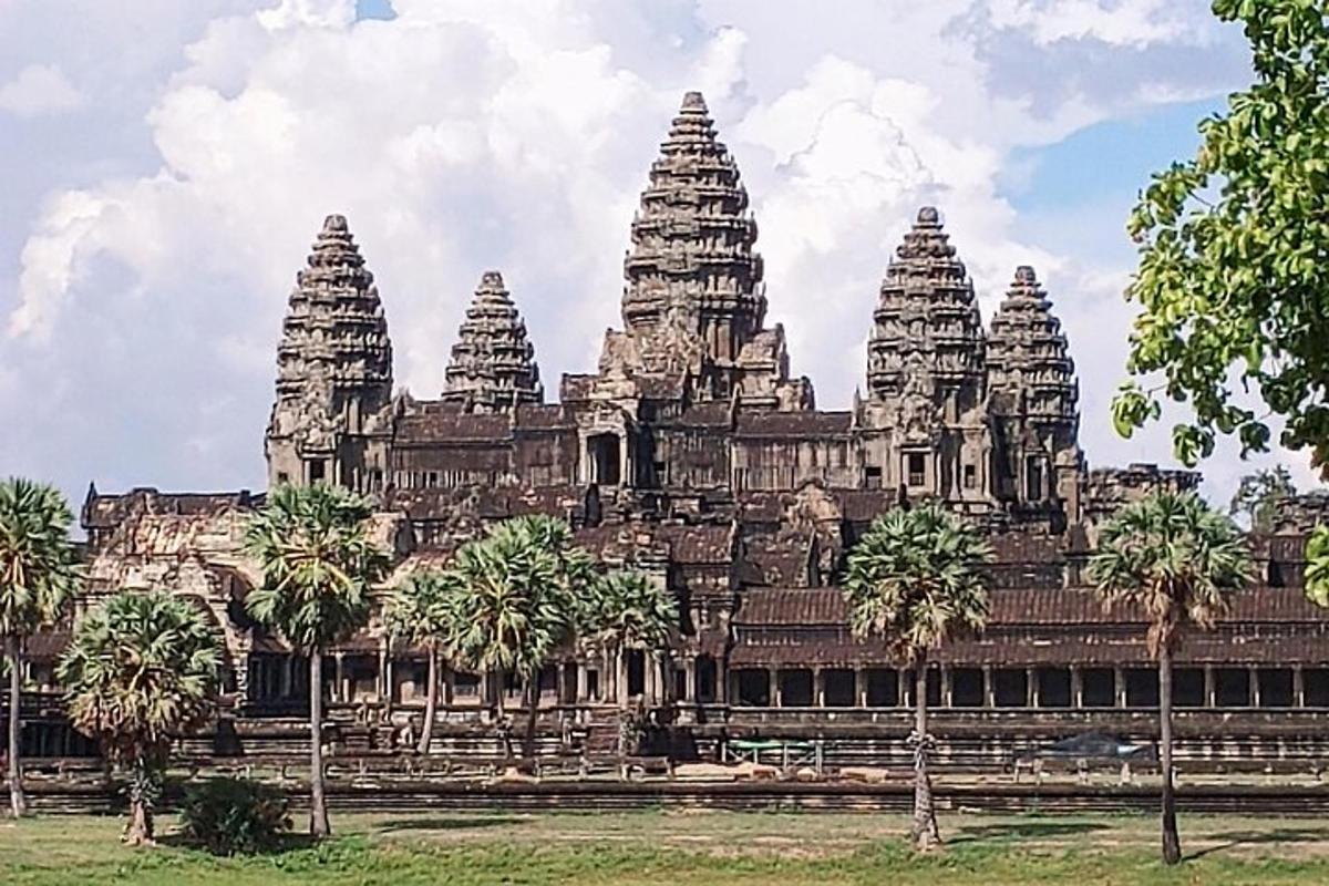 palmipuudega tempel selle ees