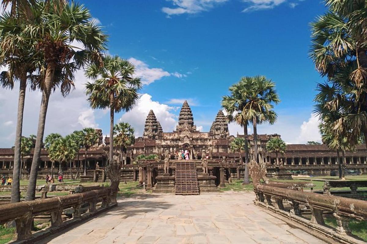 Un templo con palmeras delante.