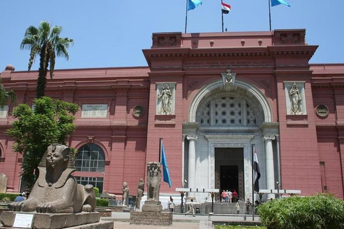 велика червона будівля зі статуєю перед нею