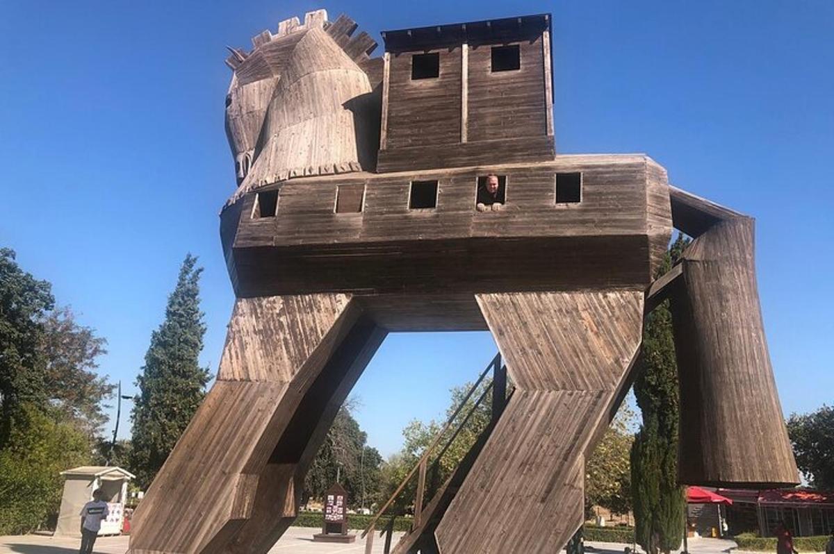ett lekhus i trä i en park