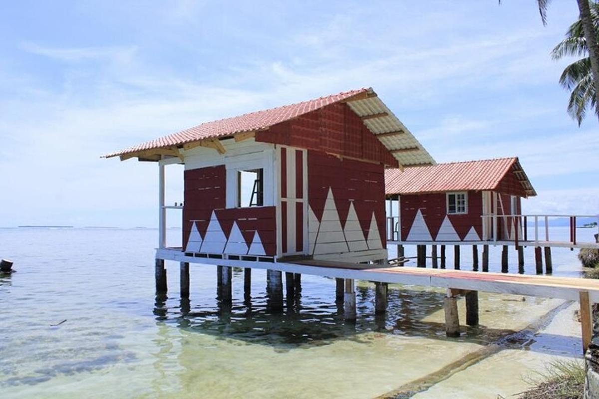 una petita casa en un moll a l'aigua