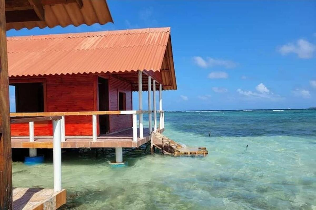 una casa sobre l'aigua a l'oceà