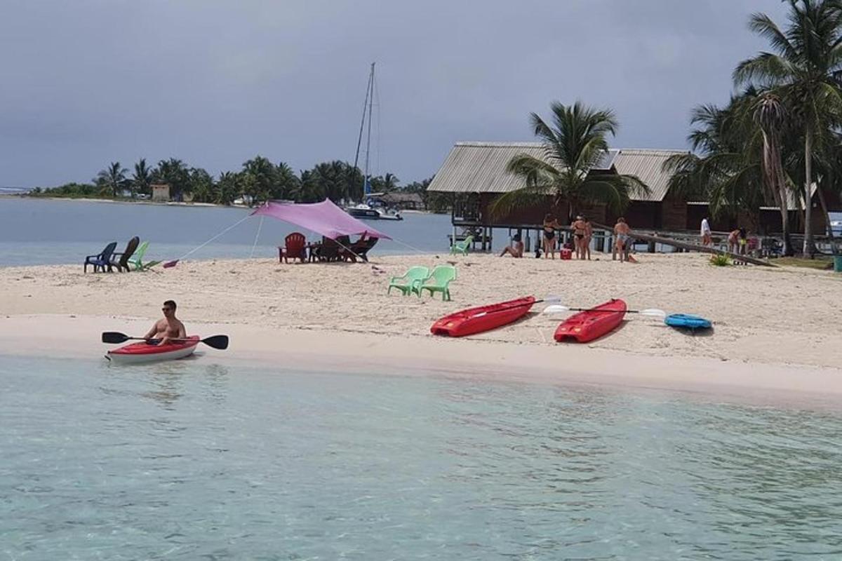 un uomo seduto su un kayak sulla spiaggia