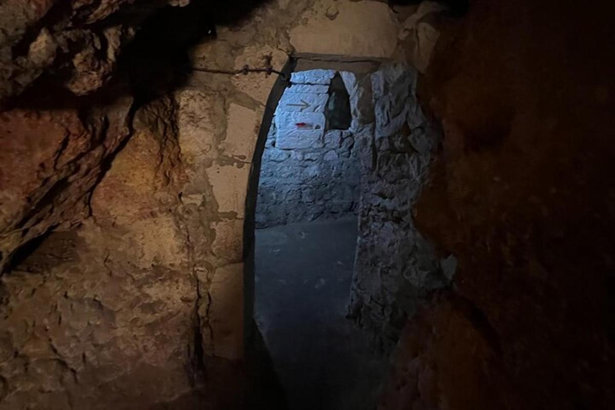 un tunnel in una grotta con una finestra al suo interno