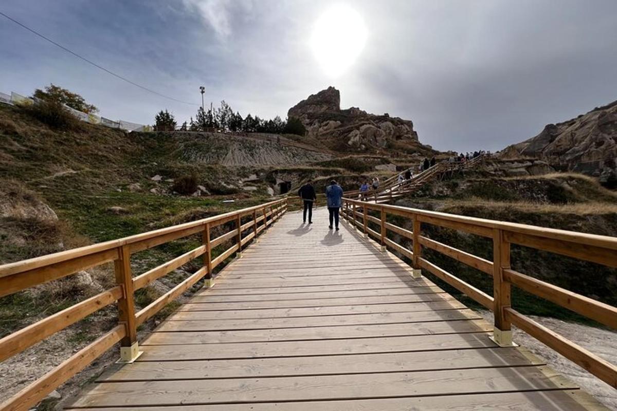 due persone che camminano su un ponte di legno