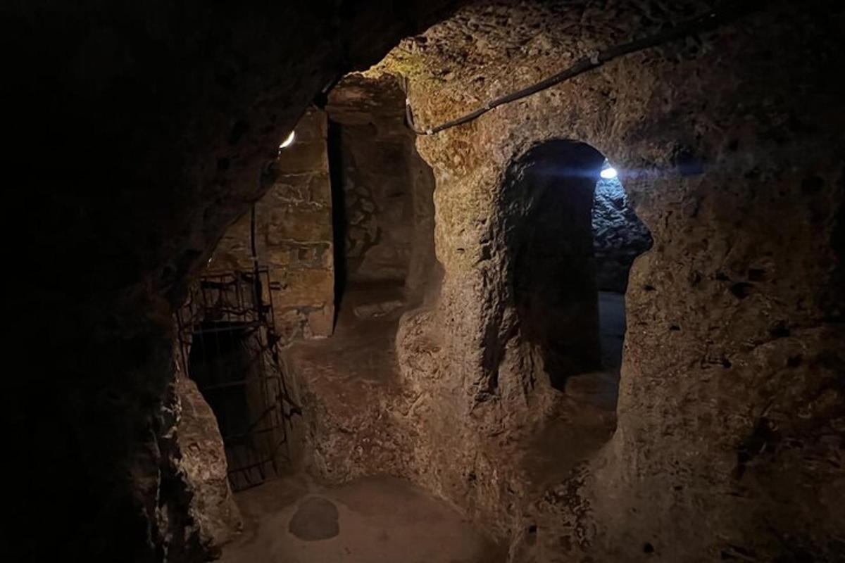 tunel w jaskini z kamienną ścianą