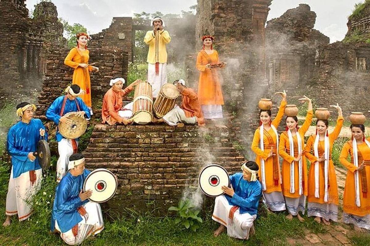 lukisan sekelompok orang di dinding