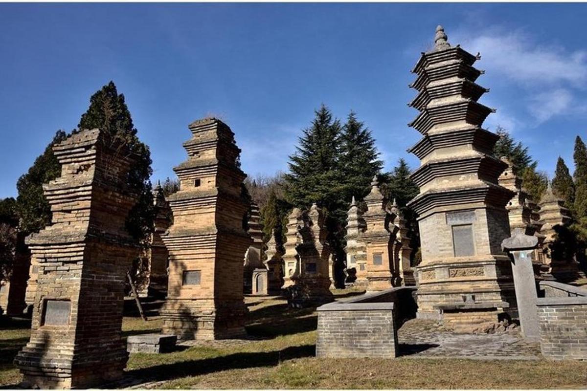 墓地里的一组石塔