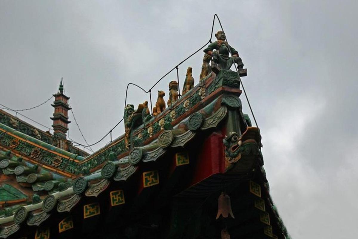 一群人坐在楼顶上