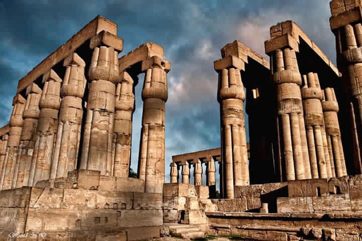 مبنى قديم به أعمدة في المقدمة