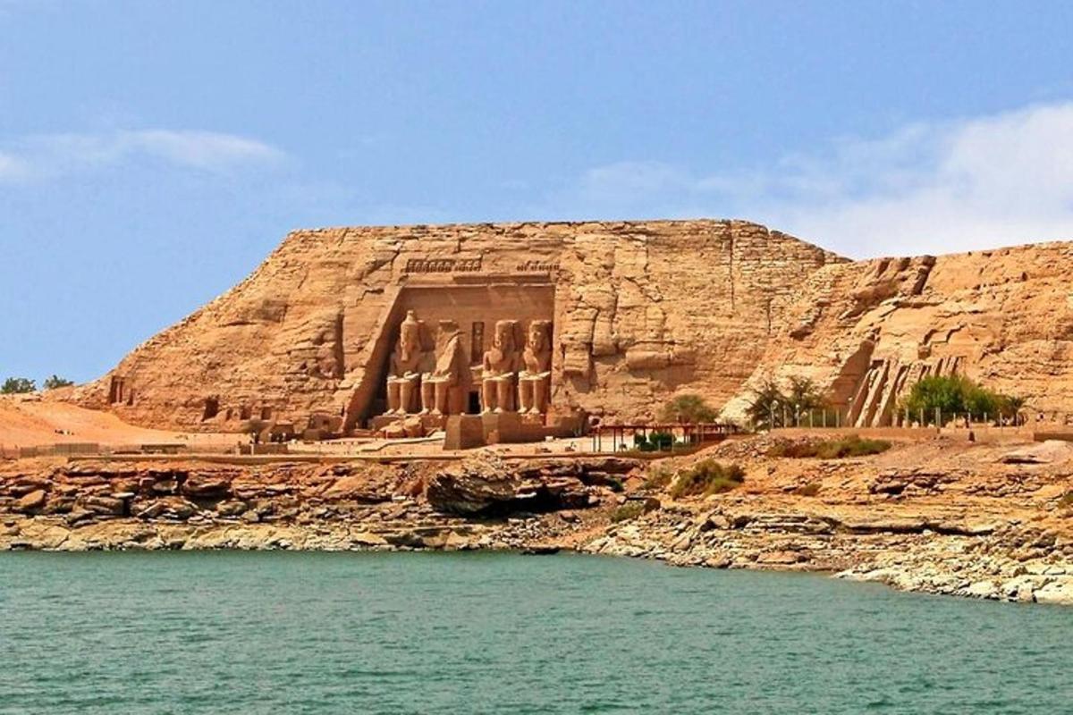 مبنى قديم على جانب جرف