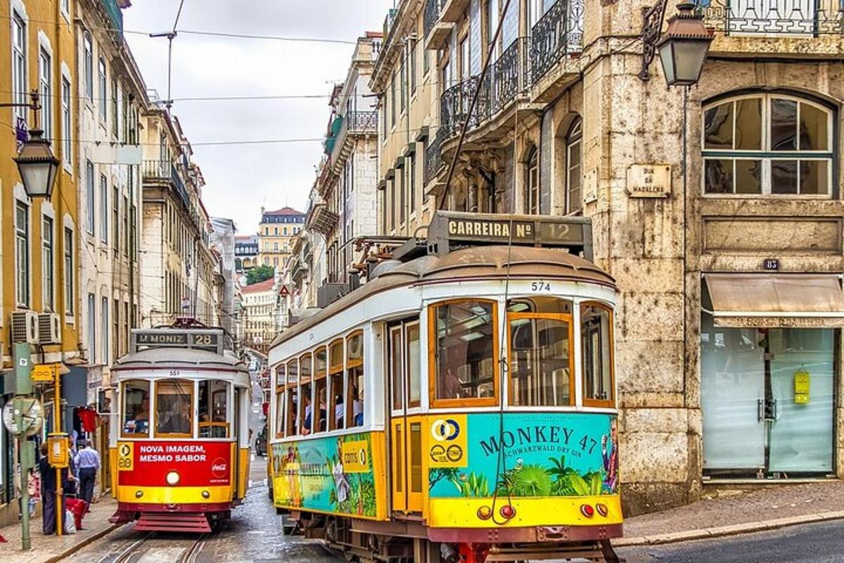 Δύο τρόλεϊ σε έναν δρόμο της πόλης με κτίρια