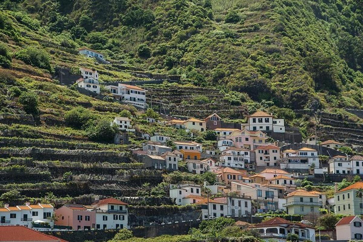 Un pueblo en una colina con casas.
