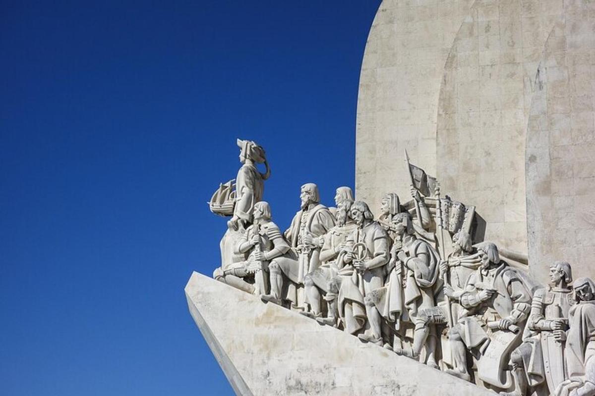 un monumento con un mucchio di statue sopra