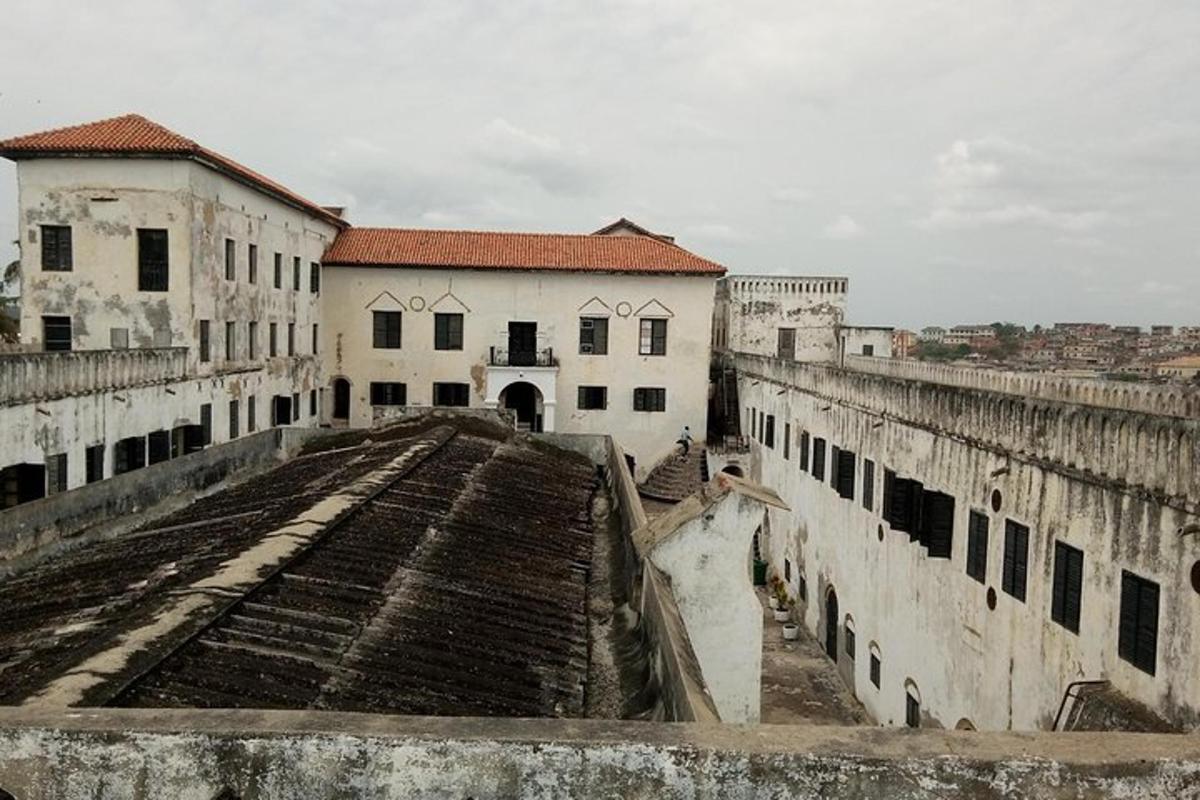 pohled na starou budovu se schodištěm v přední části