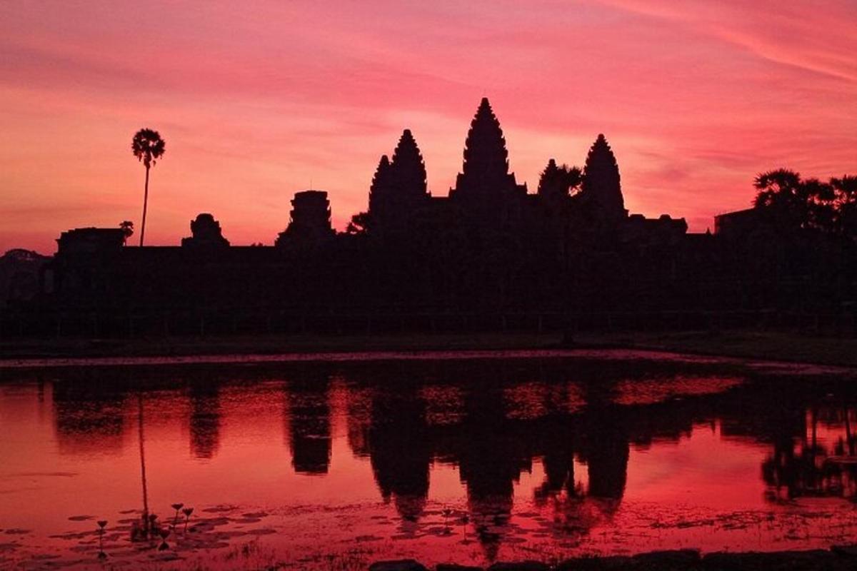 ภาพเงาของวัดพร้อมพระอาทิตย์ตกดินเป็นฉากหลัง