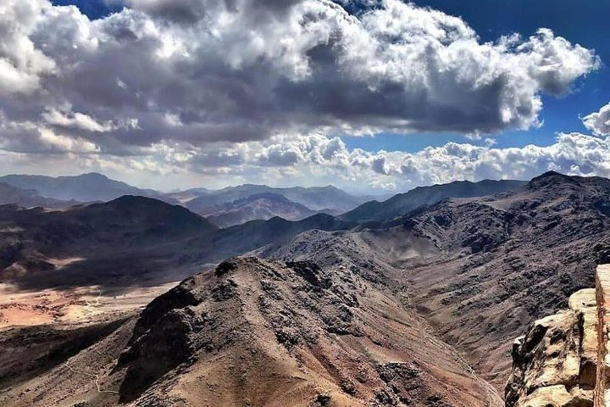 uma vista de uma montanha sob um céu nublado